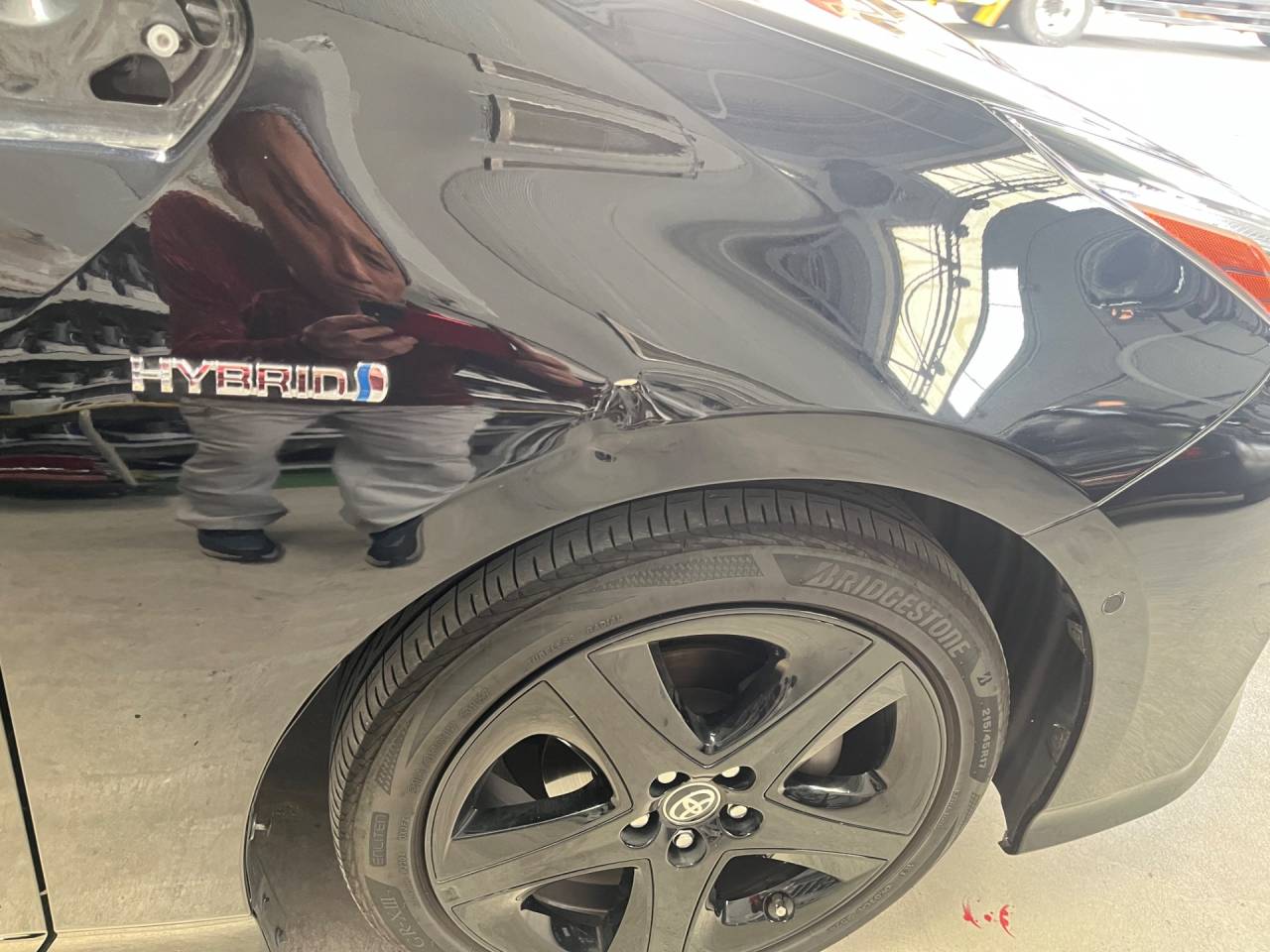 プリウス　右フロントフェンダー修理