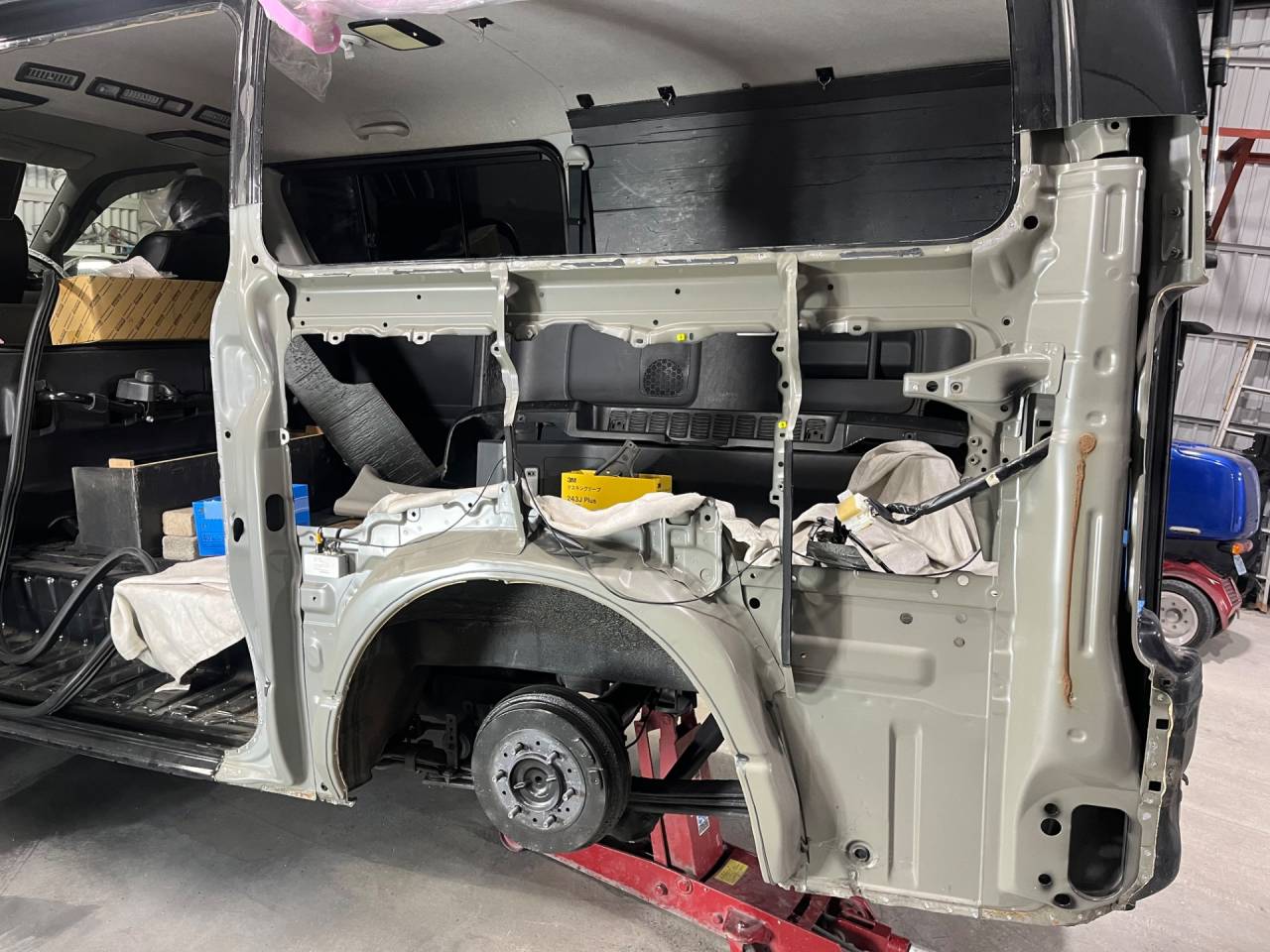 ハイエース　左クオーターパネル交換